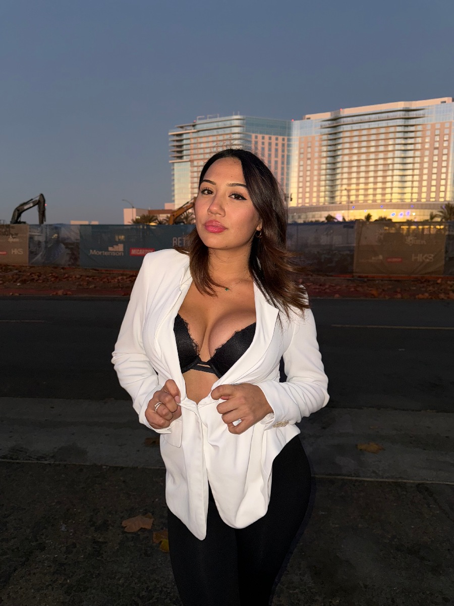 Take a pause and enjoy Ali Cruz — streaming from Banjarmasin